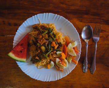 IVHQ Volunteers eating a meal in Tanzania